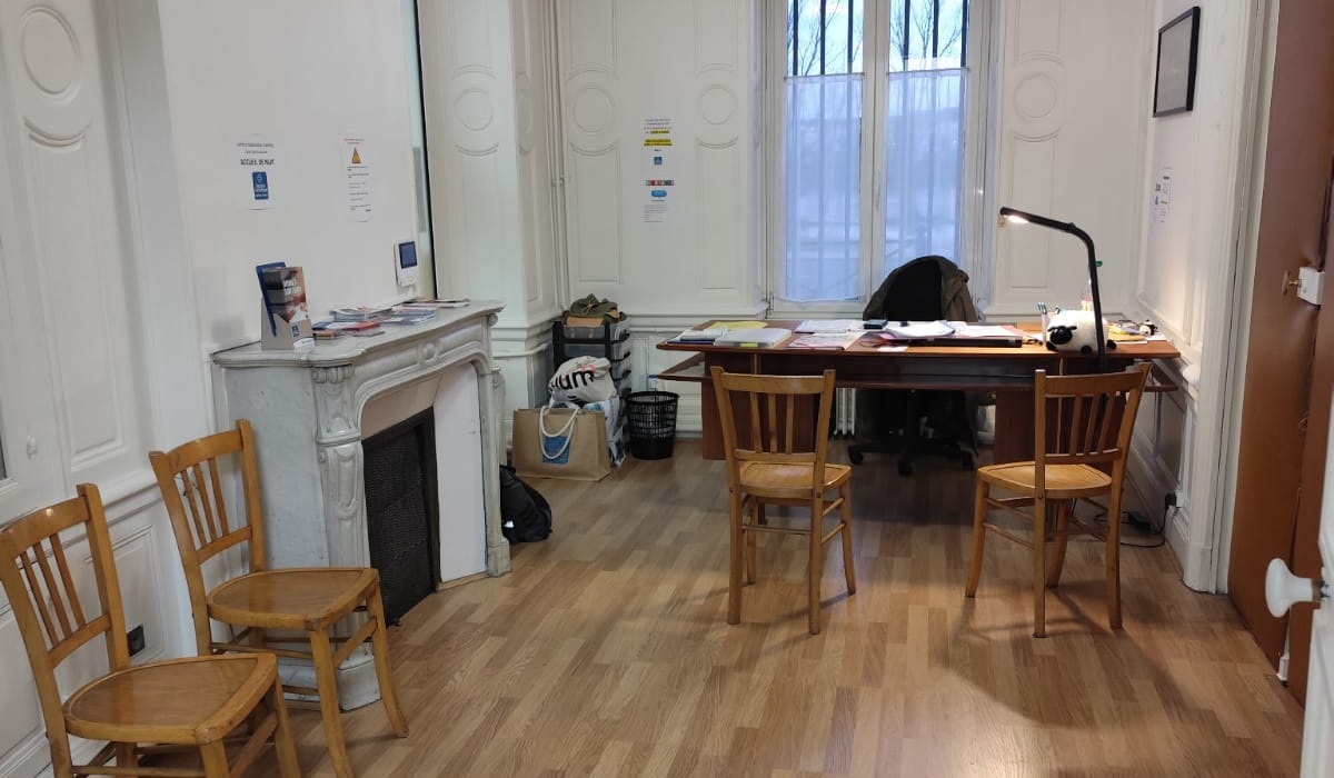 Bureau d'accueil de la salariée du Secours Catholique présente chaque soir dès 17H30