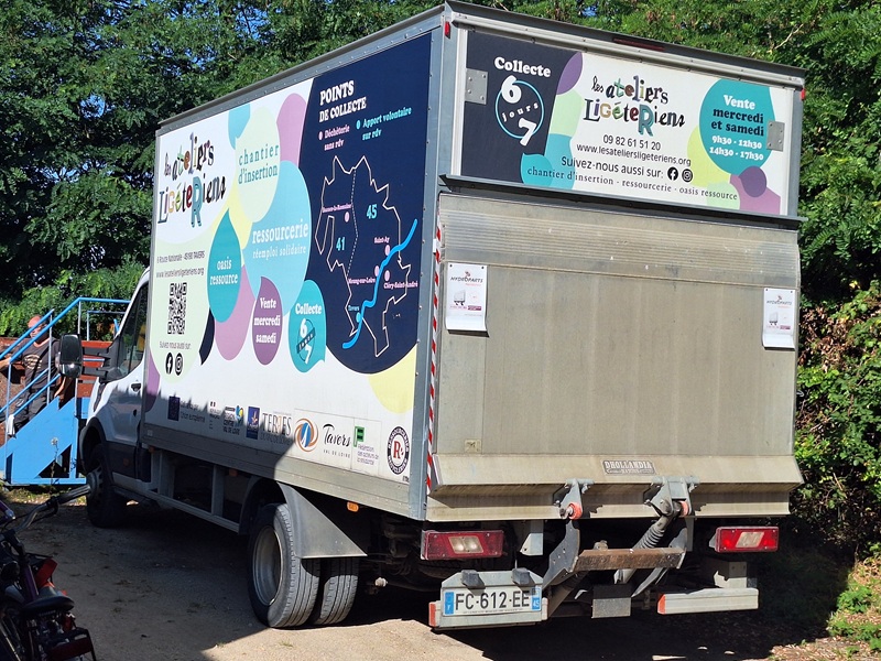 Camion utilisé pour les collectes dans les déchetteries