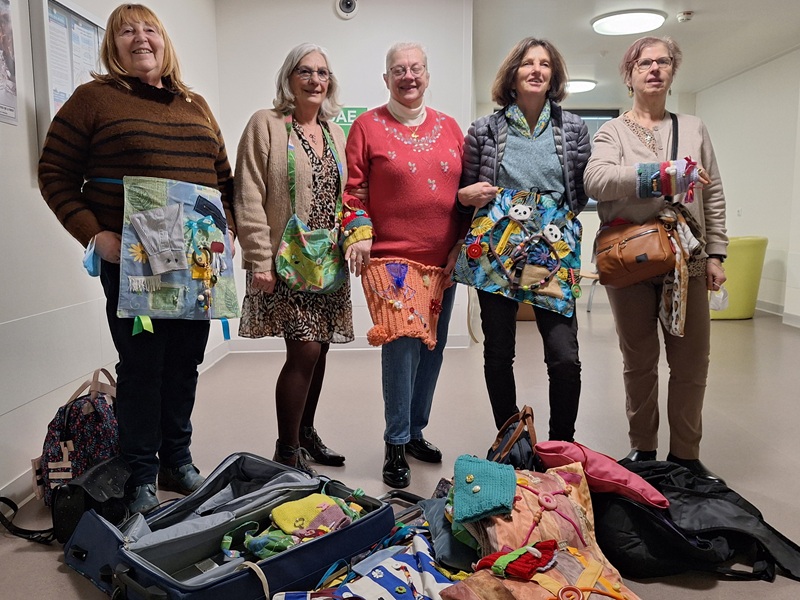 Les cinq bénévoles, piliers des ateliers couture et tricot de l'équipe Orléans Sud du Secours Catholique du Loiret