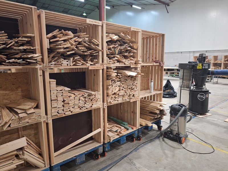 Etagères de rangement des planches de bois triées par taille et épaisseur