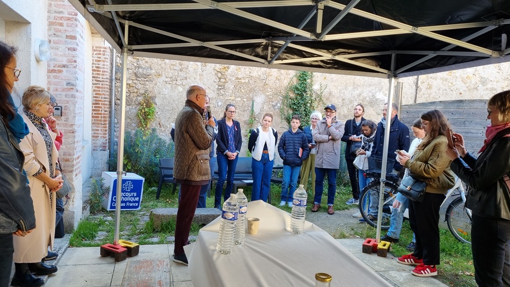 Dominique Guy, président du Secours Catholique du Loiret prend la parole avant la signature de la convention