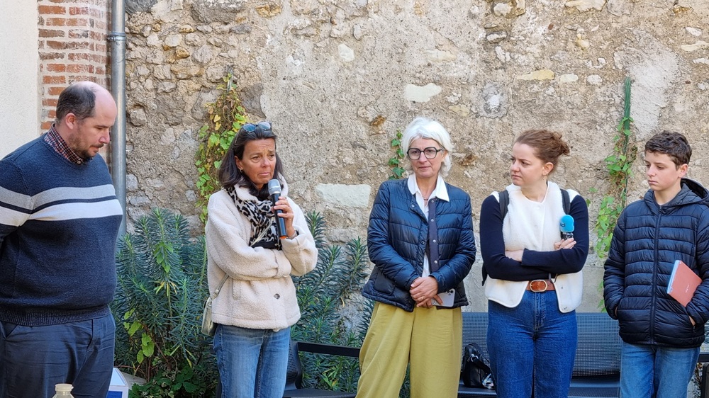 Les représentants de chaque associations devant la maison des familles