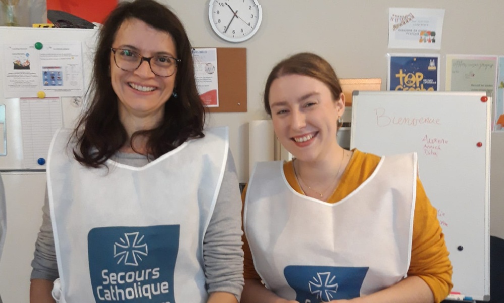 Deux bénévoles du Secours Catholique du Loiret