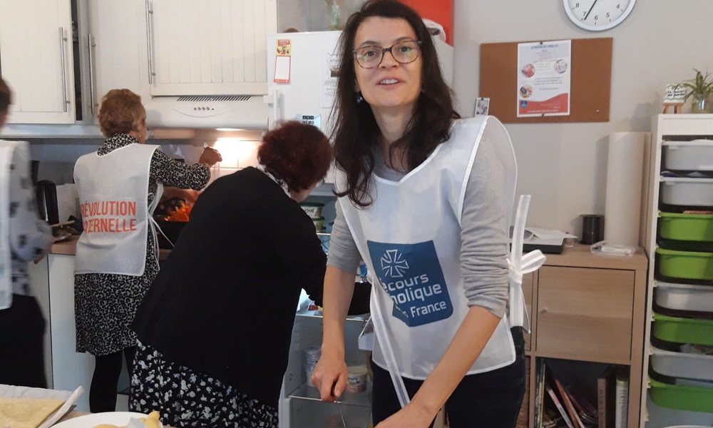 Bénévoles et bénéficiaires du Secours Catholiques s'activent en cuisine