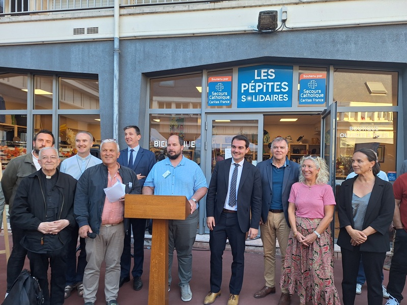 Les représentants du Secours Catholique du Loiret et leurs partenaires lors de l'inauguration