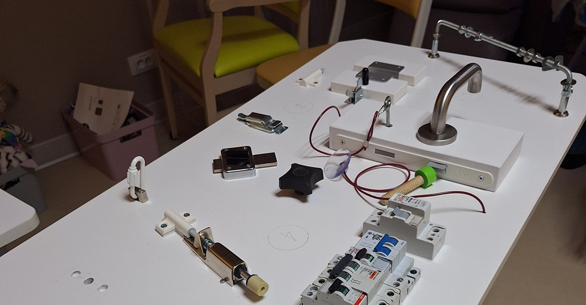 Une table pour le bricolage dans une salle dédiée de l'UCC du service gériatrie
