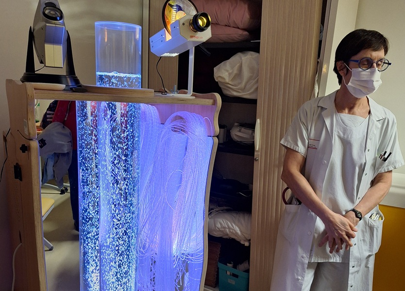 Une machine à bulles apaisante dans une salle dédiée de l'UCC du service gériatrie