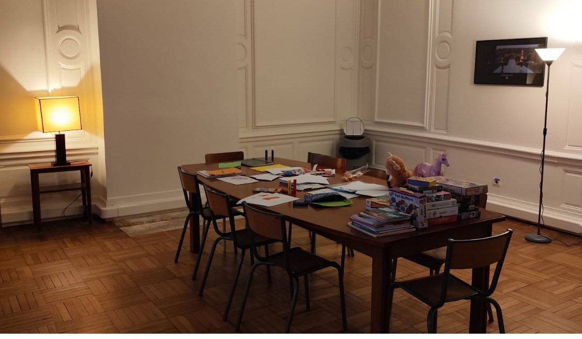 Vaste pièce d'activités pour les femmes et enfants accueillis