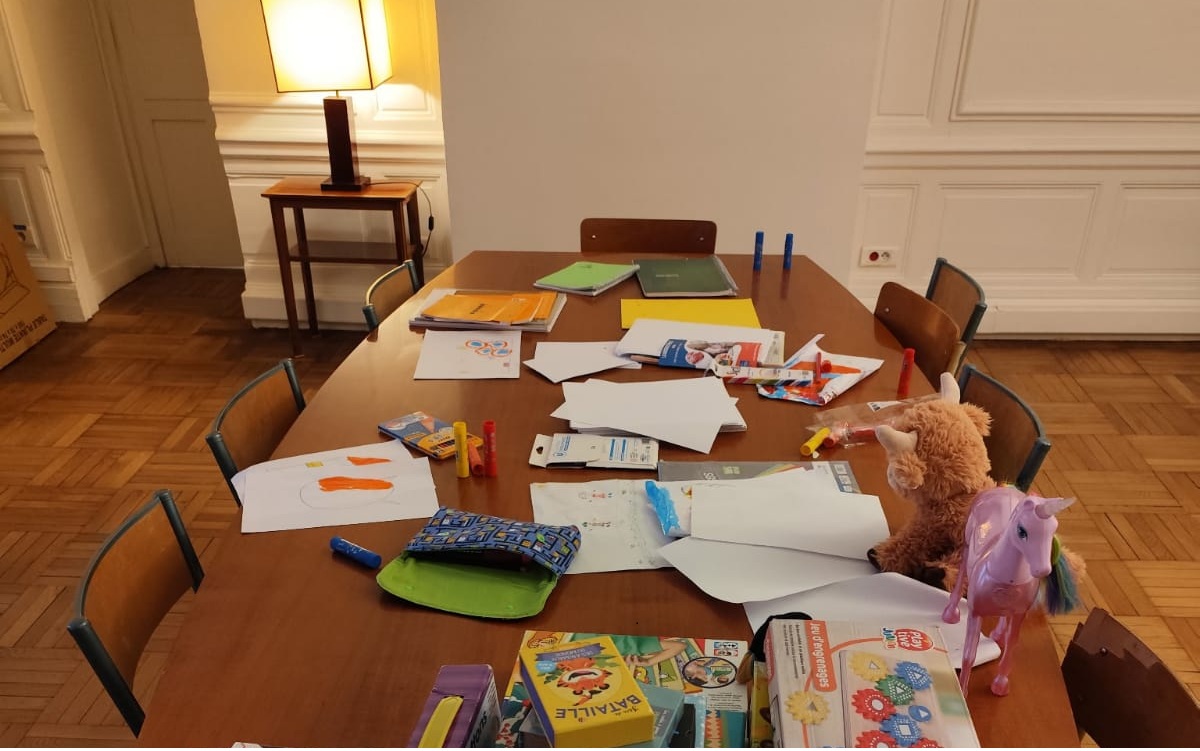 Table réservée aux enfants pour des jeux et l'accompagnement aux devoirs
