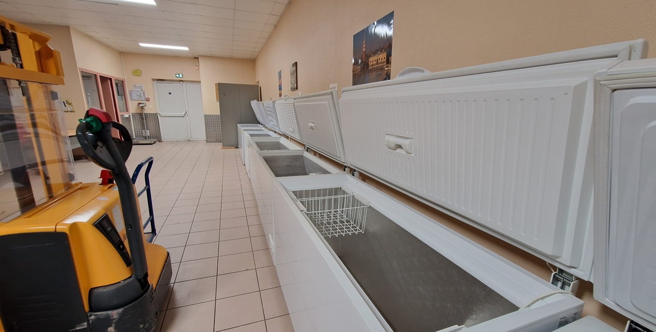 Dans le local provisoire qui hébergera l'épicerie, plusieurs congélateurs sont déjà installés