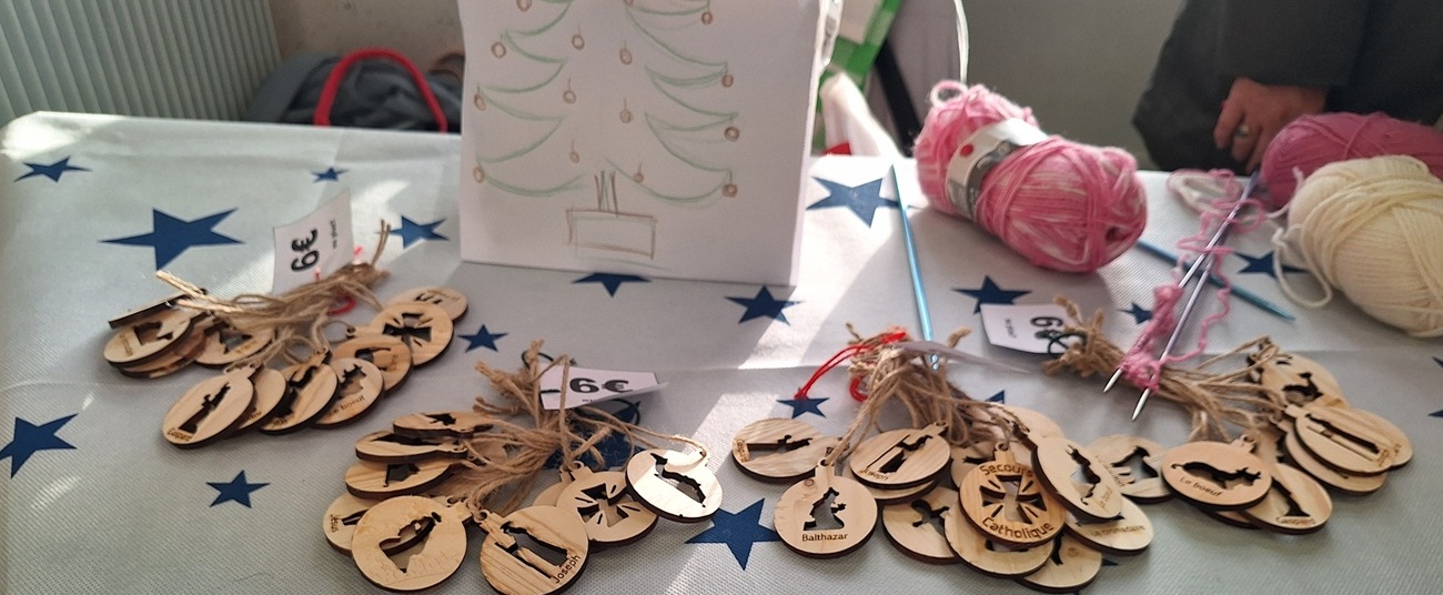 Boules de Noël en vente aux portes ouvertes de l'équipe du Secours Catholique d'Orléans Sud
