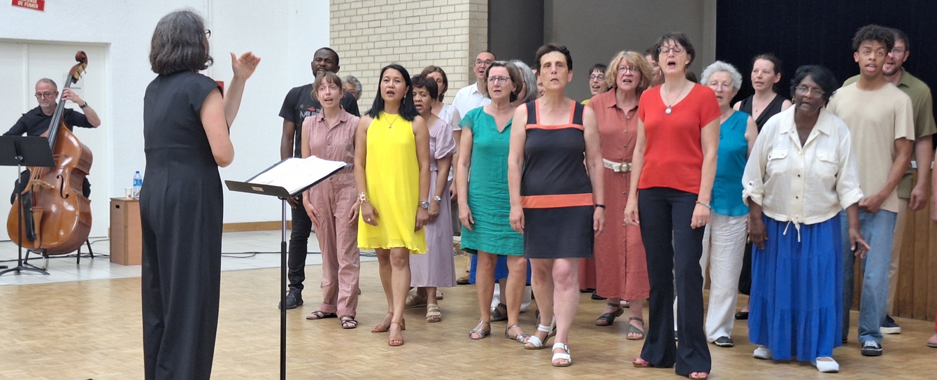 Les choristes du Secours Catholique sur la scène de la salle Pellicer à Orléans La Source
