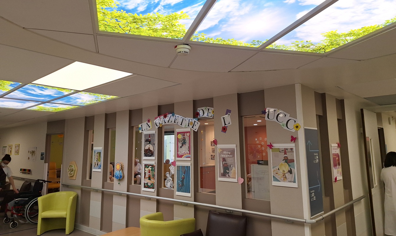 Hall d'entrée de l'Unité spécialisée du service gériatrie. Un plafond lumineux et une atmosphère bienveillante