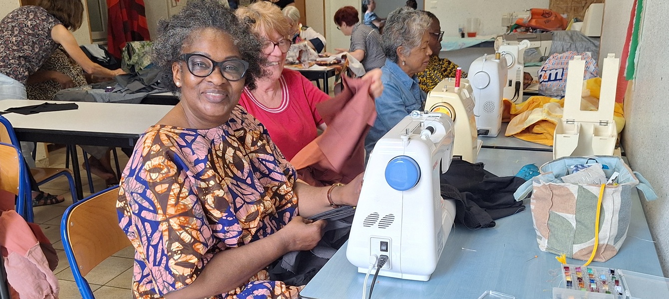 Quatre couturières s'activent devant leur machine à coudre
