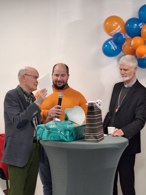 Dominique Guy reçoit des cadeaux des mains d'Emmanuel Barbier et Monseigneur Blaquart