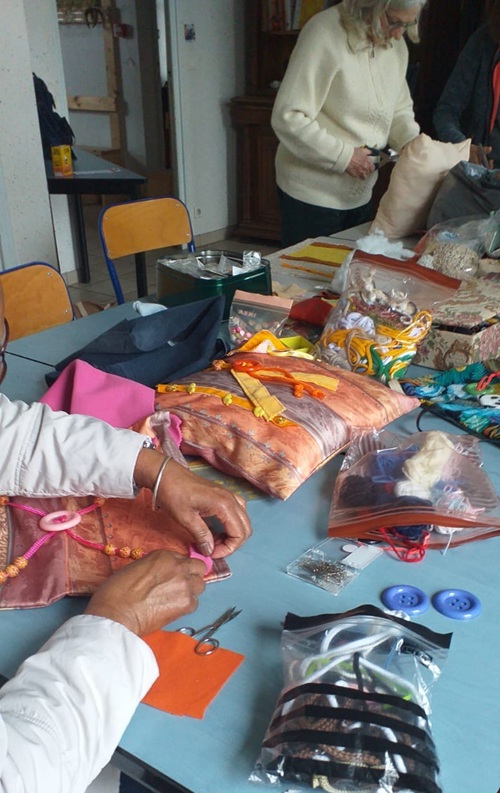 L'atelier couture de l'équipe d'Orléans Sud du Secours Catholique en pleine action