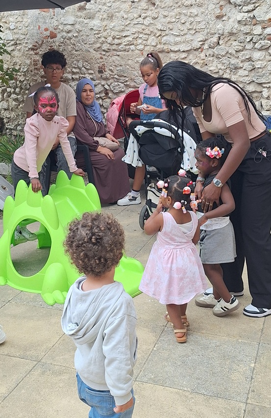 La cour s'est transformée en terrain de jeux pour les enfants