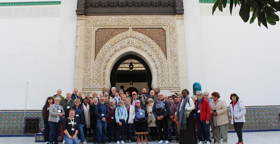 Les participants au voyage de l'espérance en visite à la grande Mosquée de Paris
