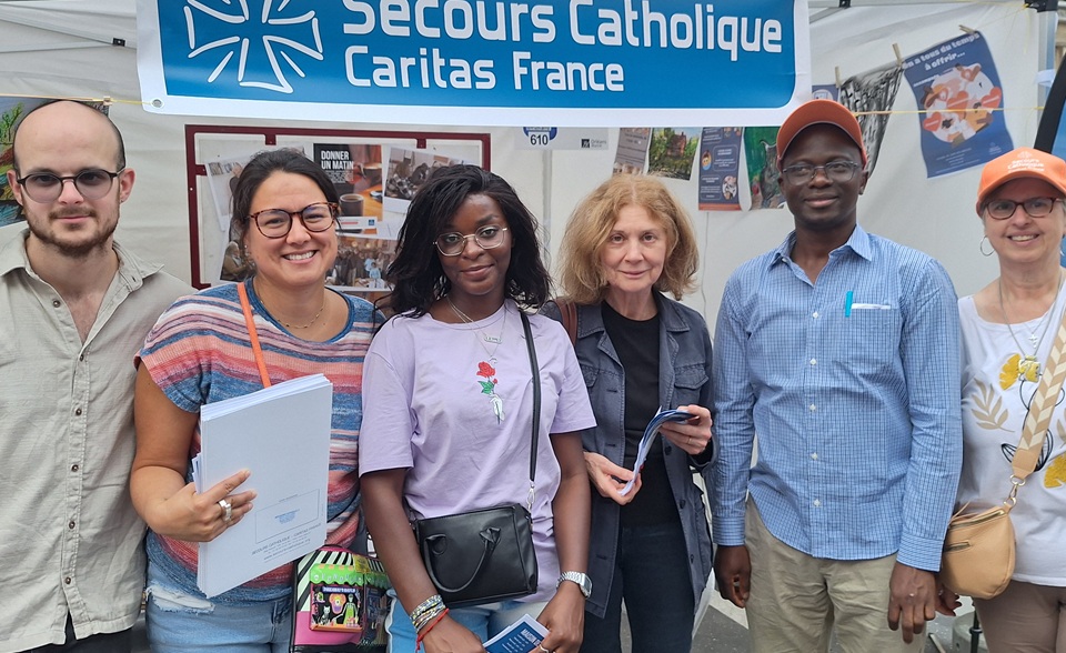 Killian, Pamela, Elsa, Anne-Hélène, Emery et Hélène : une équipe de choc devant le stand