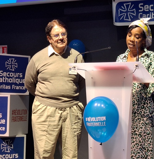 Dominique, bénévole à Ferrières-en-Gâtinais explique les motivations de son engagement en présence de Jean-Paul, responsable de l'équipe locale.
