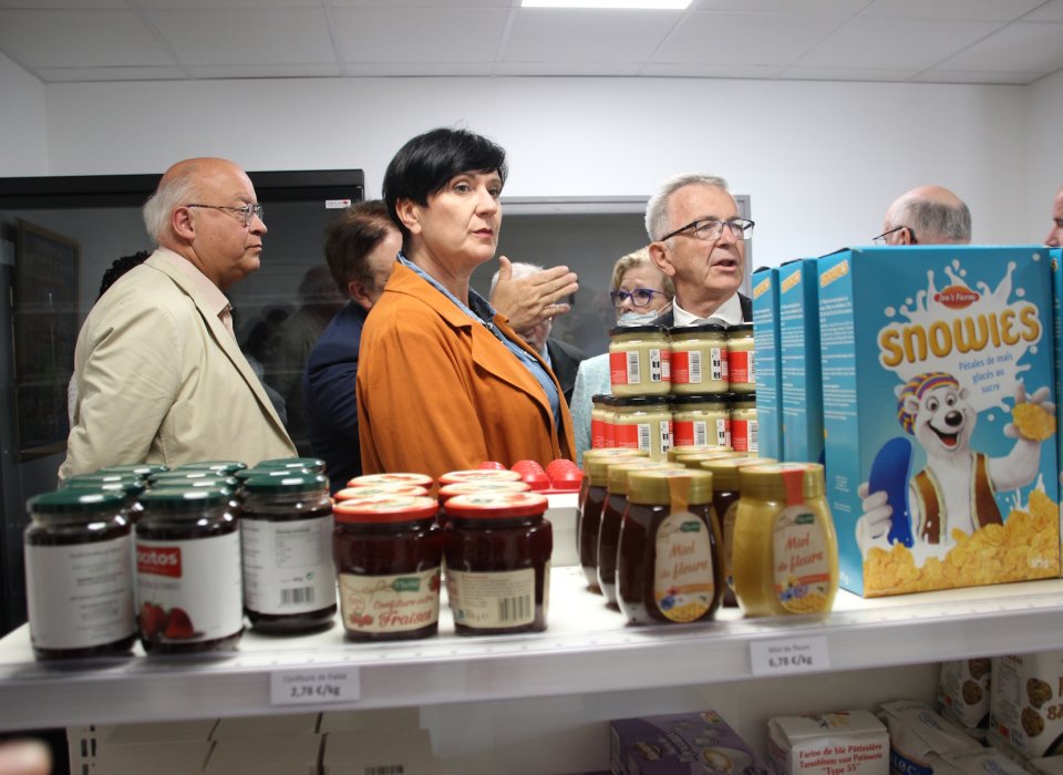 Les personnalités visitent l'épicerie solidaire de Ferrières