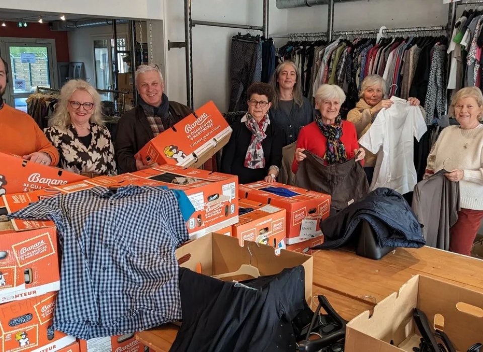 Les bénévoles du Secours Catholique en plein déménagement de la boutique solidaire de la rue des Murlins à Orléans