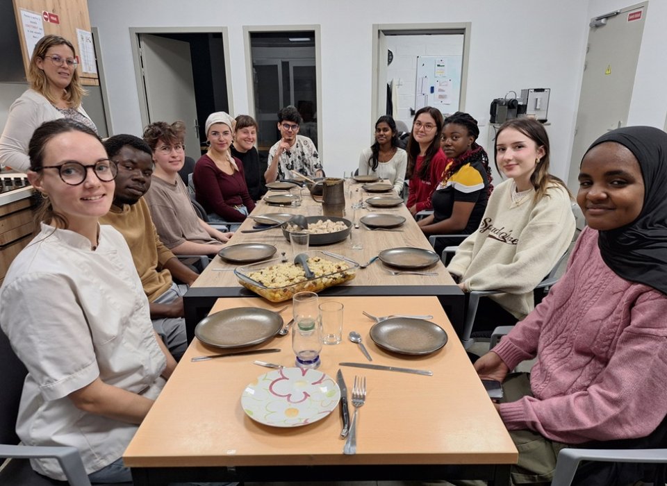Les étudiants s'apprêtent à entamer leur repas qu'ils ont confectionné dans les locaux de l'épicerie solidaire ESOPE Les étudiants s'apprêtent à entamer leur repas qu'ils ont confectionné dans les locaux de l'épicerie solidaire ESOPE