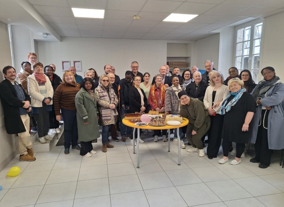 Une trentaine de bénévoles ont partagé vers midi un buffet à l'occasion de la visite du Président national du Secours Catholique