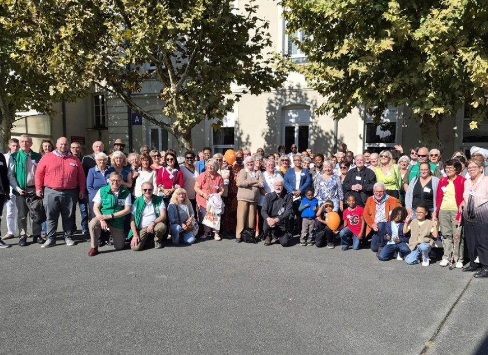 Bénévoles de la délégation réunis dans la cours du Lycée Sainte Croix Sainte Euverte le 4 octobre 2026