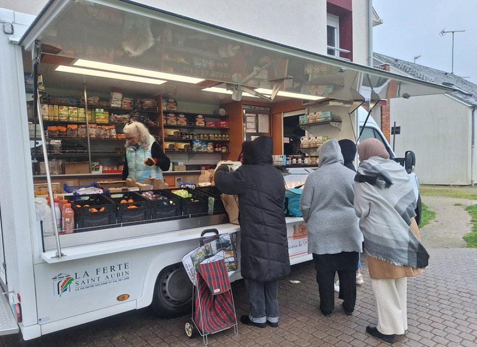 Des bénéficiaires du centre social font leurs courses à l'épicerie solidaire ambulante