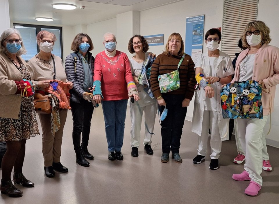 Bénévoles et soignants exposent les créations textiles destinées aux patients