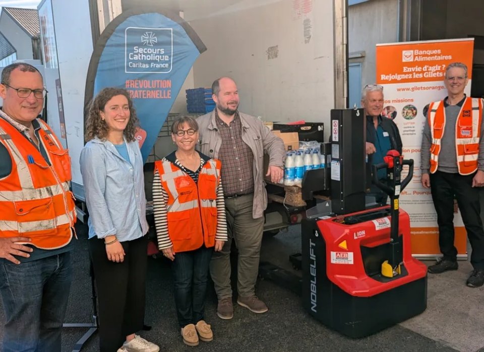 Petite photo de famille avec le Secours catholique du Loiret, la Banque alimentaire du Loiret et un transpalette ergonomique. Photo Alban Gourgousse.