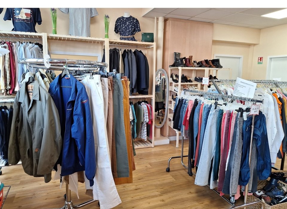 Vue Intérieure des pépites solidaires, boutique vestimentaire du Secours Catholique à Orléans