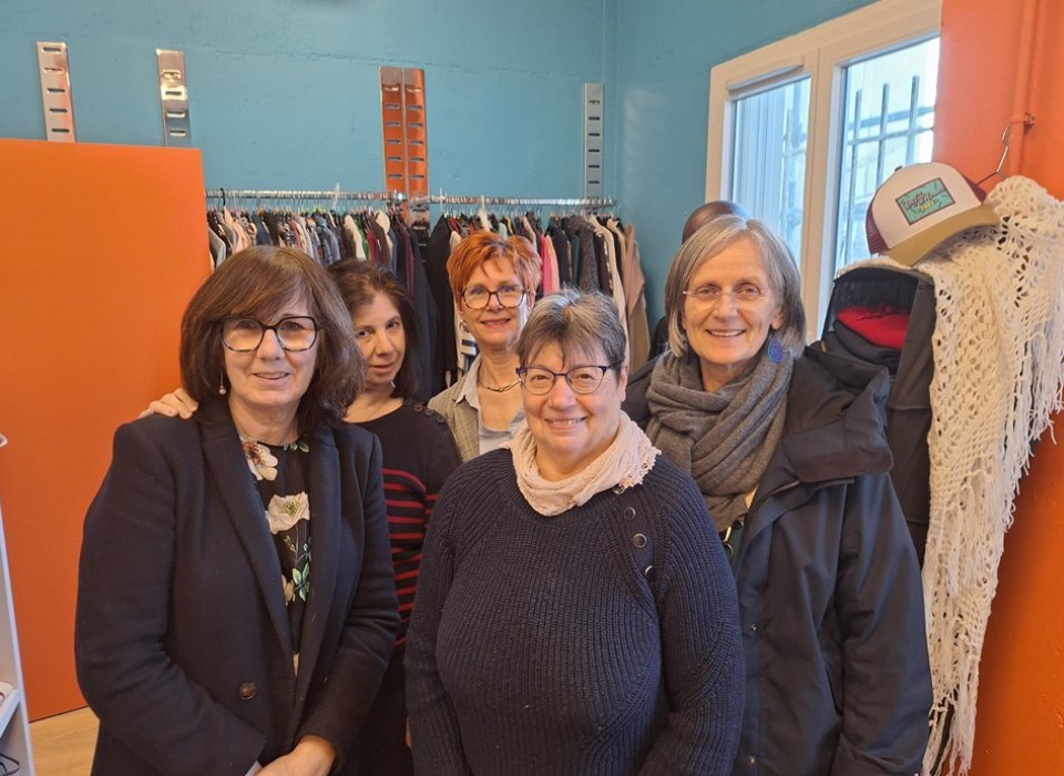 L'équipe bénévole de la boutique solidaire du Secours Catholique à Orléans La Source
