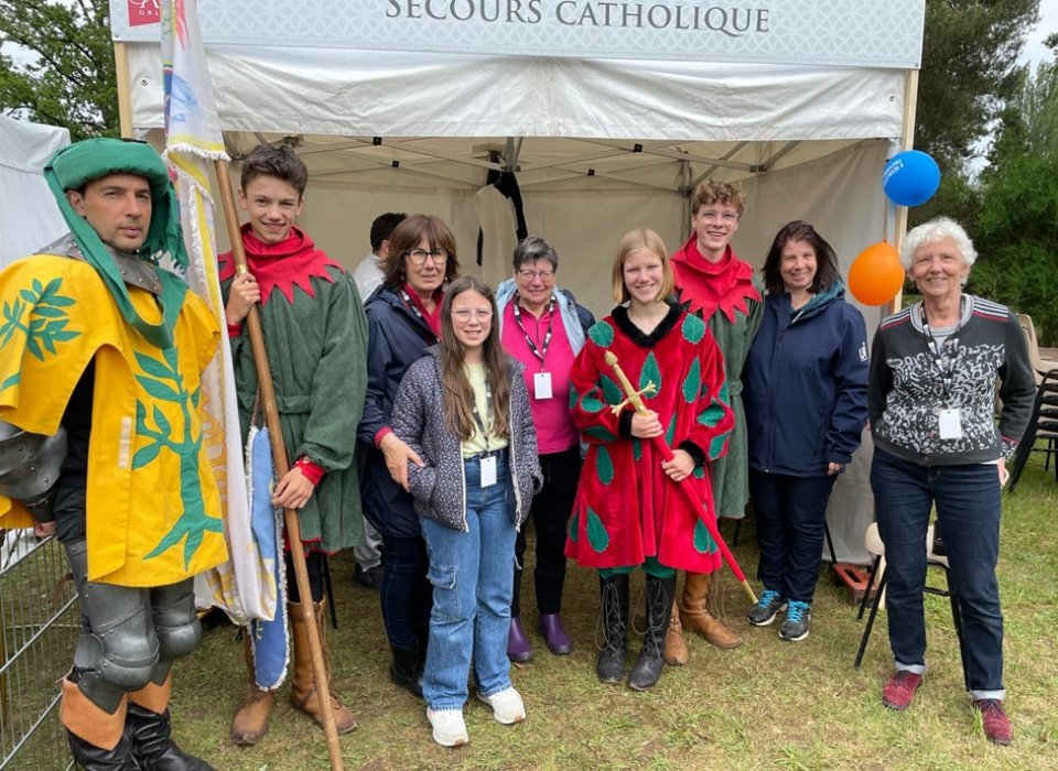 L'équipe du Secours Catholique d'Orléans La Source fière d'accueillir sur son stand Jeanne d'Arc et ses pages                                               