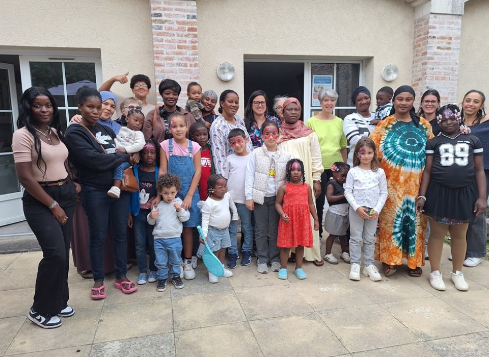 Familles et bénévoles rassemblées devant la maison des familles Familles et bénévoles rassemblées devant la maison des familles