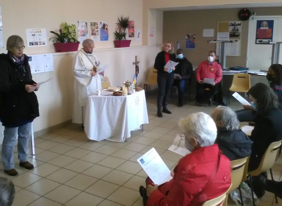 Célébration du Jeudi saint par le père Girault