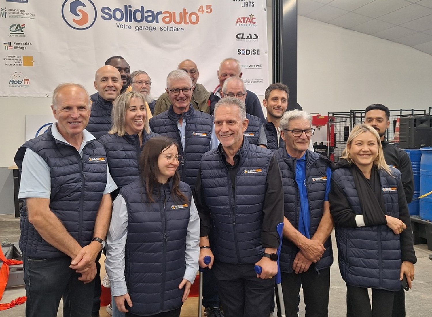 Photo d'une dizaine de salariés et bénévoles de Solidarauto 45