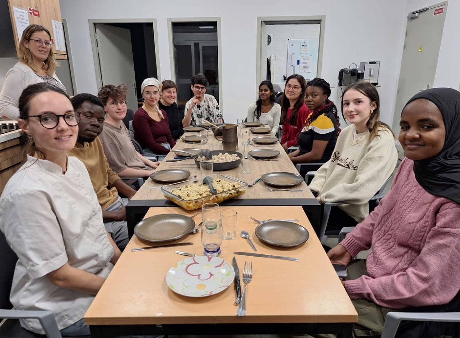 Les étudiants s'apprêtent à entamer leur repas qu'ils ont confectionné dans les locaux de l'épicerie solidaire ESOPE