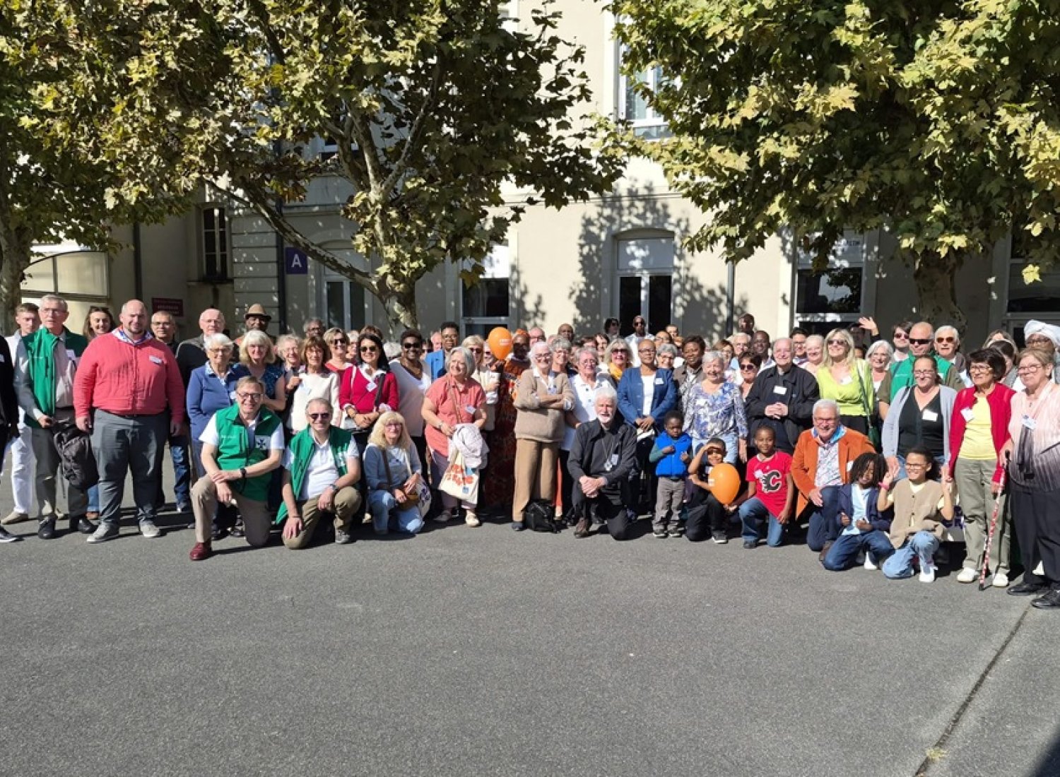 Bénévoles de la délégation réunis dans la cours du Lycée Sainte Croix Sainte Euverte le 4 octobre 2026