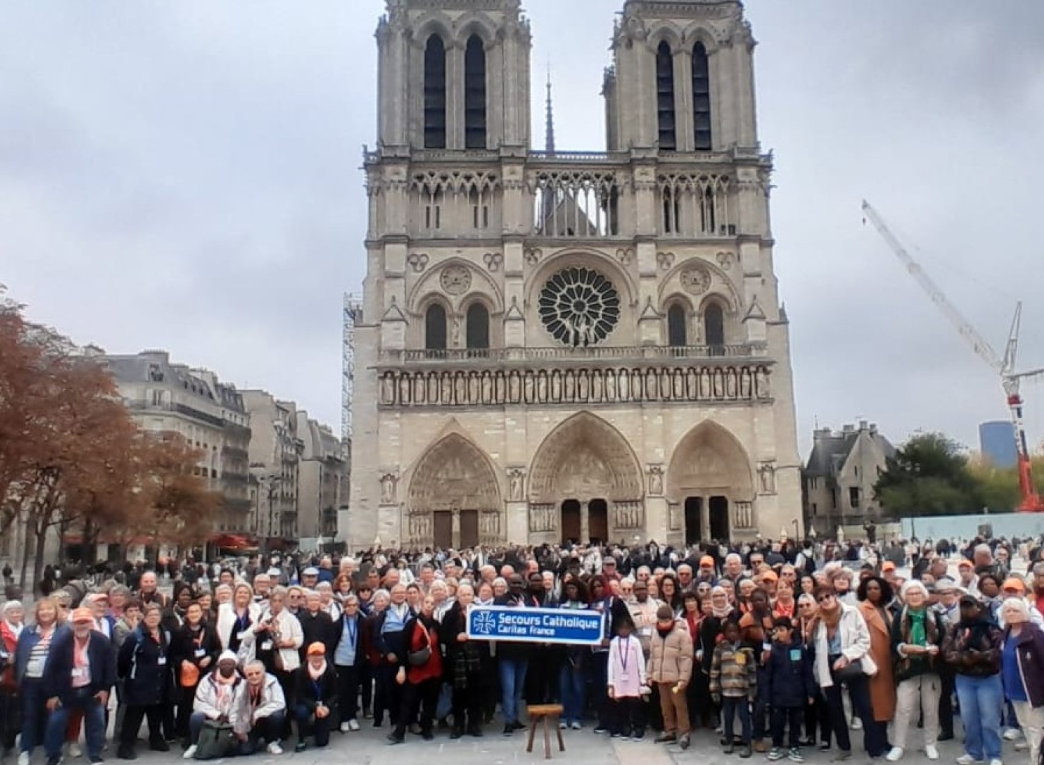 Les 170 participants du Voyage de l'espérance devant Notre-Dame de Paris