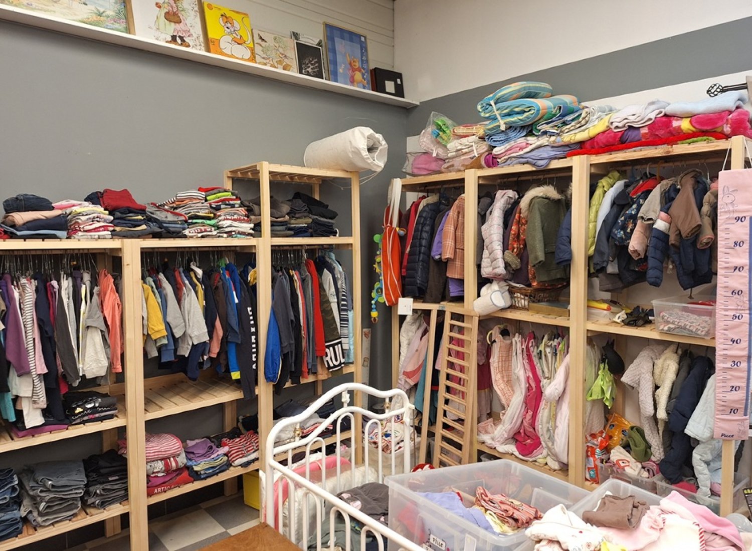 Etagères sur mesure en bois recyclé pour la boutique solidaire de Ferrières en Gâtinais