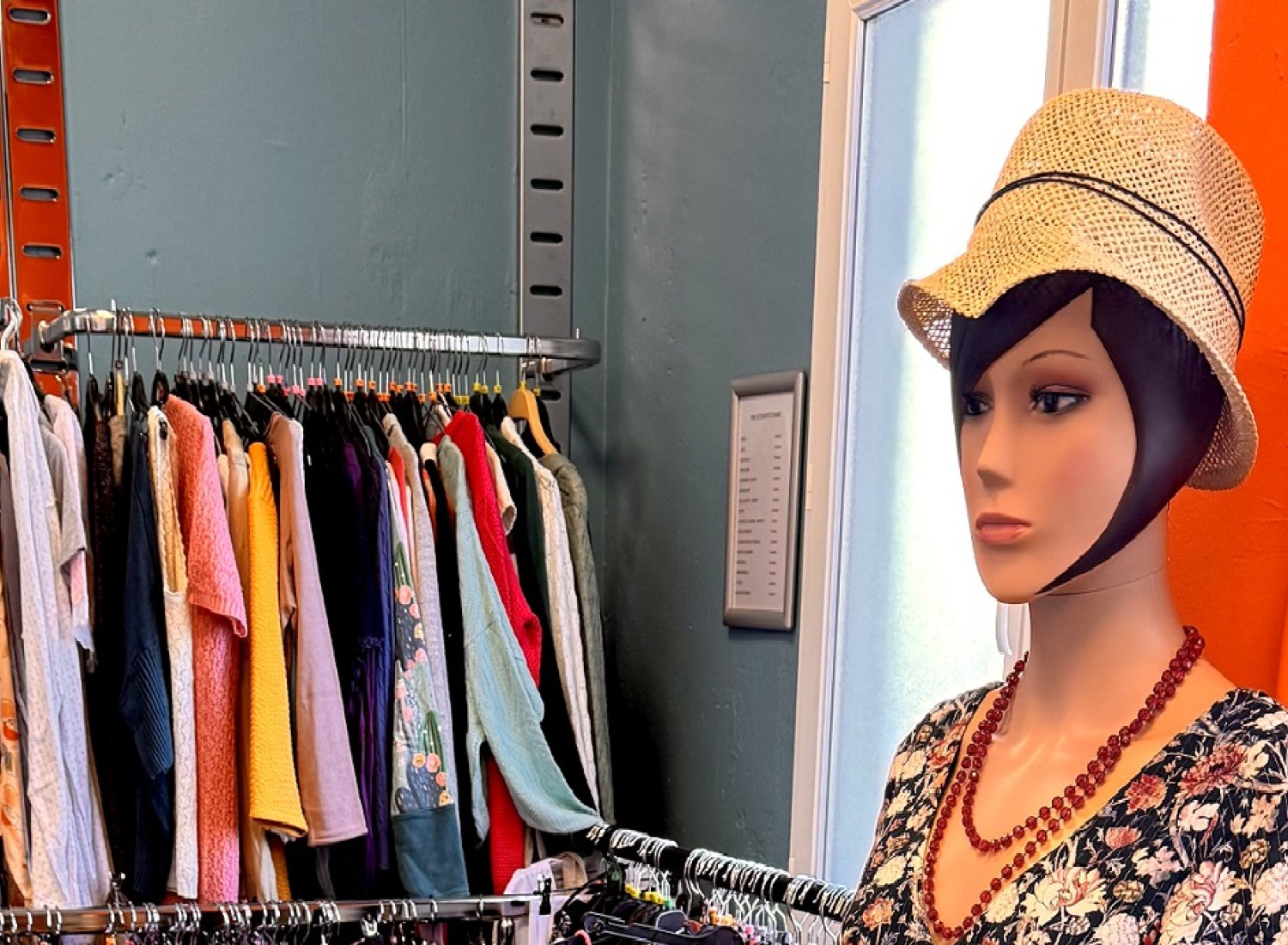 Un mannequin avec une robe à fleurs dans la boutique solidaire