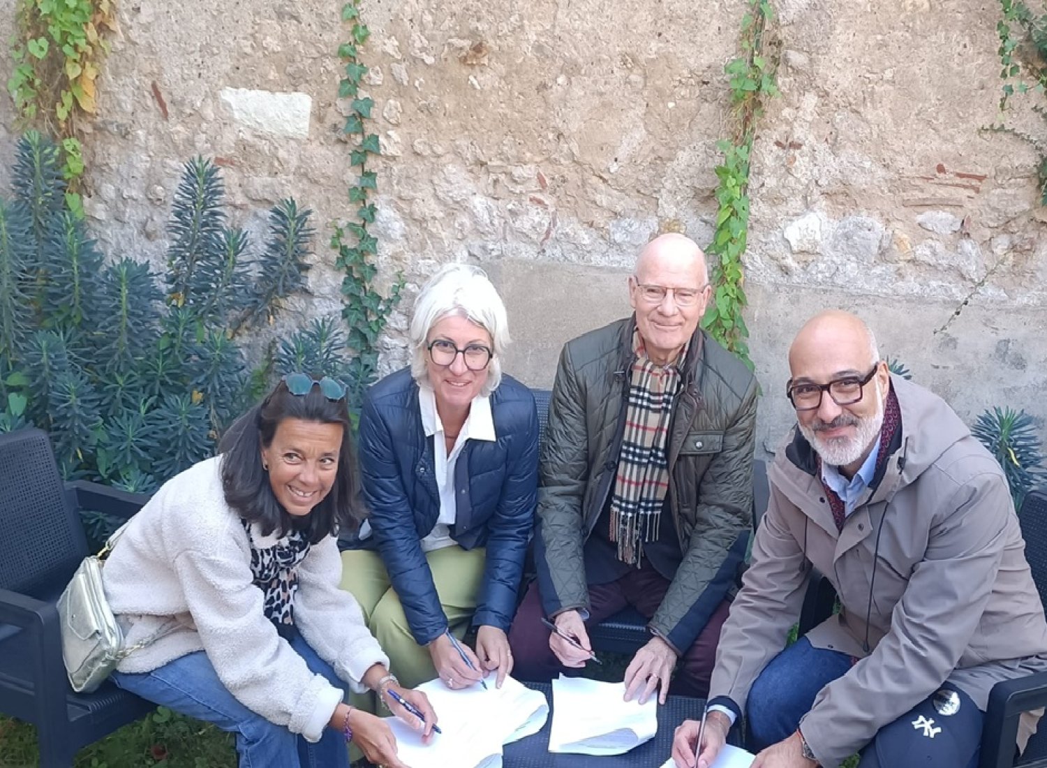 Signature de la convention de partenariat entre 4 associations pour le soutien à la maison des familles d'Orléans Signature de la convention de partenariat entre 4 associations pour le soutien à la maison des familles d'Orléans