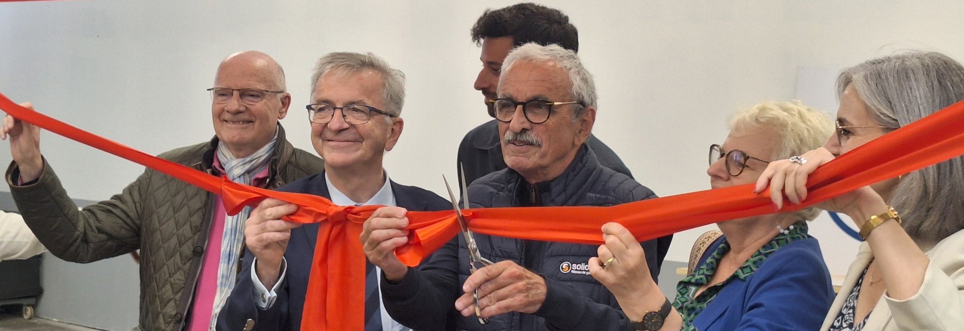 Inauguration officielle du garage Solidarauto Elus et partenaires inaugurent officiellement l'ouverture de Solidarauto 45 en coupant le ruban.